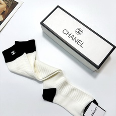 配包装 🌟 一盒一双 🌟Chanel 香奈儿 经典重工手缝字母logo 纯棉中筒袜 小腿袜 🌟ins爆款!专柜在售in 配包装 🌟 一盒一双 🌟Chanel 香奈儿 经典重工手缝字母logo 纯棉中筒袜 小腿袜 🌟ins爆款!专柜在售in