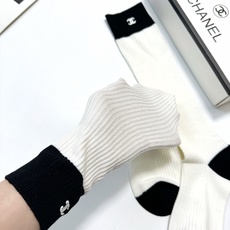 配包装 🌟 一盒一双 🌟Chanel 香奈儿 经典重工手缝字母logo 纯棉中筒袜 小腿袜 🌟ins爆款!专柜在售in 配包装 🌟 一盒一双 🌟Chanel 香奈儿 经典重工手缝字母logo 纯棉中筒袜 小腿袜 🌟ins爆款!专柜在售in