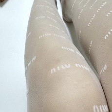 配包装 【一盒一双】🌟缪缪 miumiu 经典植绒字母丝袜 🌟好看到爆炸 ,欧美大牌丝袜。一比一高版本制作,可以看得到的 配包装 【一盒一双】🌟缪缪 miumiu 经典植绒字母丝袜 🌟好看到爆炸 ,欧美大牌丝袜。一比一高版本制作,可以看得到的