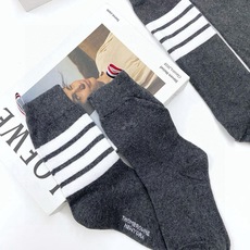 配原版盒 🌟【一盒2 双】 🌟THOM BROWNE · 桑姆 布朗尼❗ 🌟超级爆款!网红小腿袜,中筒袜+长筒袜,经典爆 配原版盒 🌟【一盒2 双】 🌟THOM BROWNE · 桑姆 布朗尼❗ 🌟超级爆款!网红小腿袜,中筒袜+长筒袜,经典爆