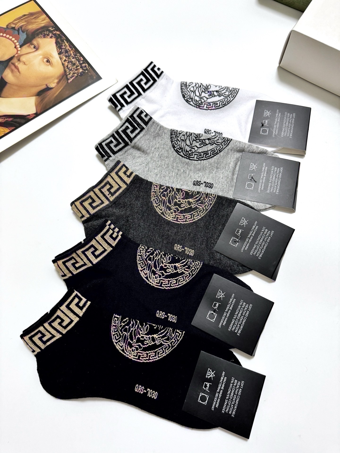 配包装 🌟【一盒5双】男女同款  🌟Versace 范思哲 经典logo 纯棉短袜   ，ins超火爆短袜，纯棉面料，潮