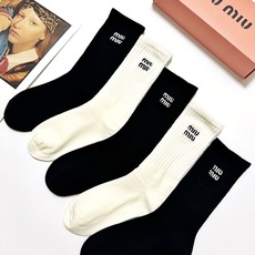 配包装 🌟【一盒5 双】 🌟缪缪miumiu 经典刺绣字母logo 纯棉中筒袜 ,ins超火爆小腿袜,纯棉面料,潮 配包装 🌟【一盒5 双】 🌟缪缪miumiu 经典刺绣字母logo 纯棉中筒袜 ,ins超火爆小腿袜,纯棉面料,潮