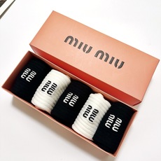 配包装 🌟【一盒5 双】 🌟缪缪miumiu 经典刺绣字母logo 纯棉中筒袜 ,ins超火爆小腿袜,纯棉面料,潮 配包装 🌟【一盒5 双】 🌟缪缪miumiu 经典刺绣字母logo 纯棉中筒袜 ,ins超火爆小腿袜,纯棉面料,潮