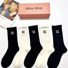 配包装 🌟【一盒5 双】 🌟缪缪miumiu 经典刺绣字母logo 纯棉中筒袜 ,ins超火爆小腿袜,纯棉面料,潮 配包装 🌟【一盒5 双】 🌟缪缪miumiu 经典刺绣字母logo 纯棉中筒袜 ,ins超火爆小腿袜,纯棉面料,潮