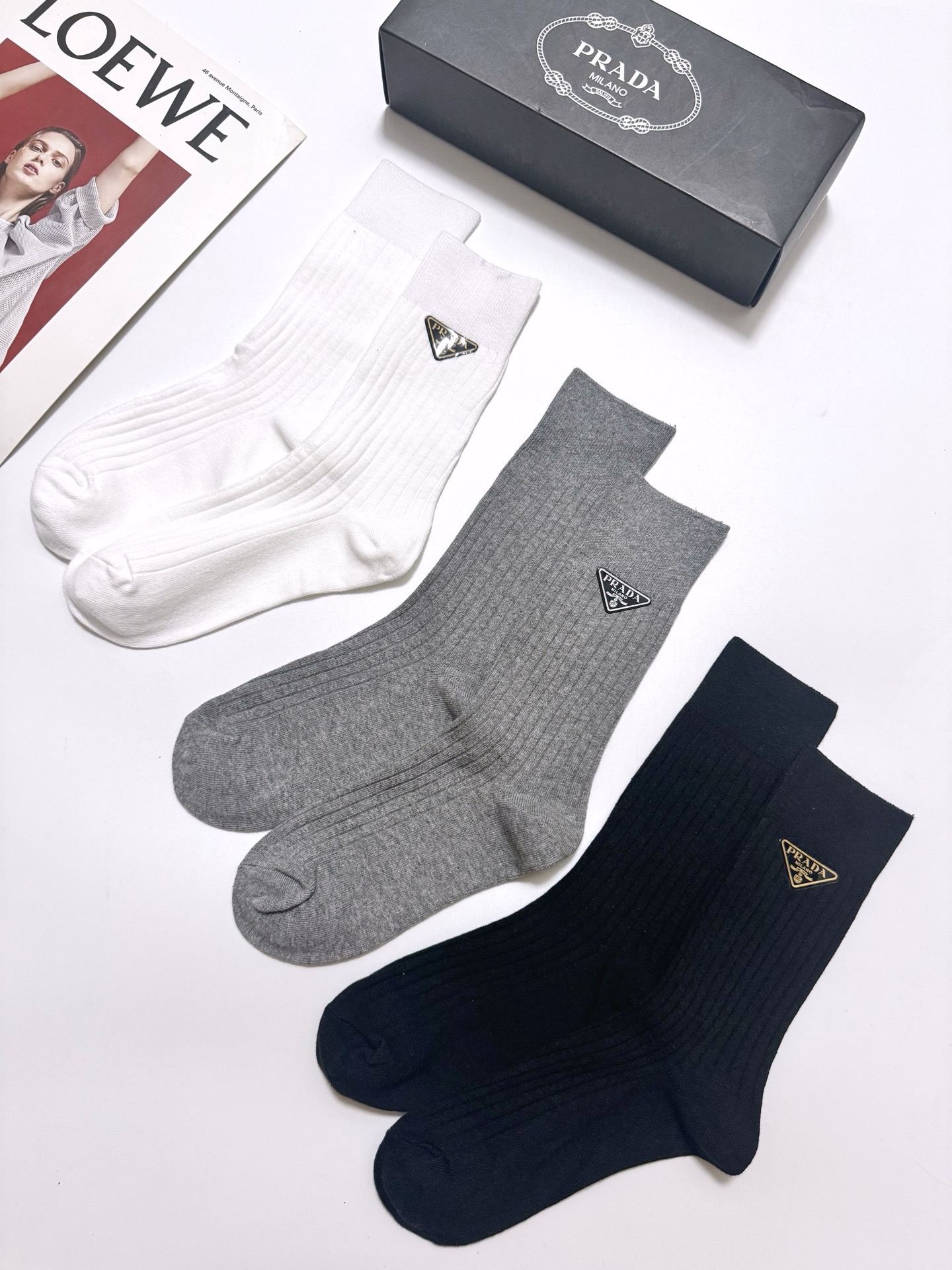 配包装 🌟【一盒3 双】  🌟Prada 普拉达 经典字母logo 纯棉长筒袜   ，ins火爆纯色设计，潮人必备 ，个