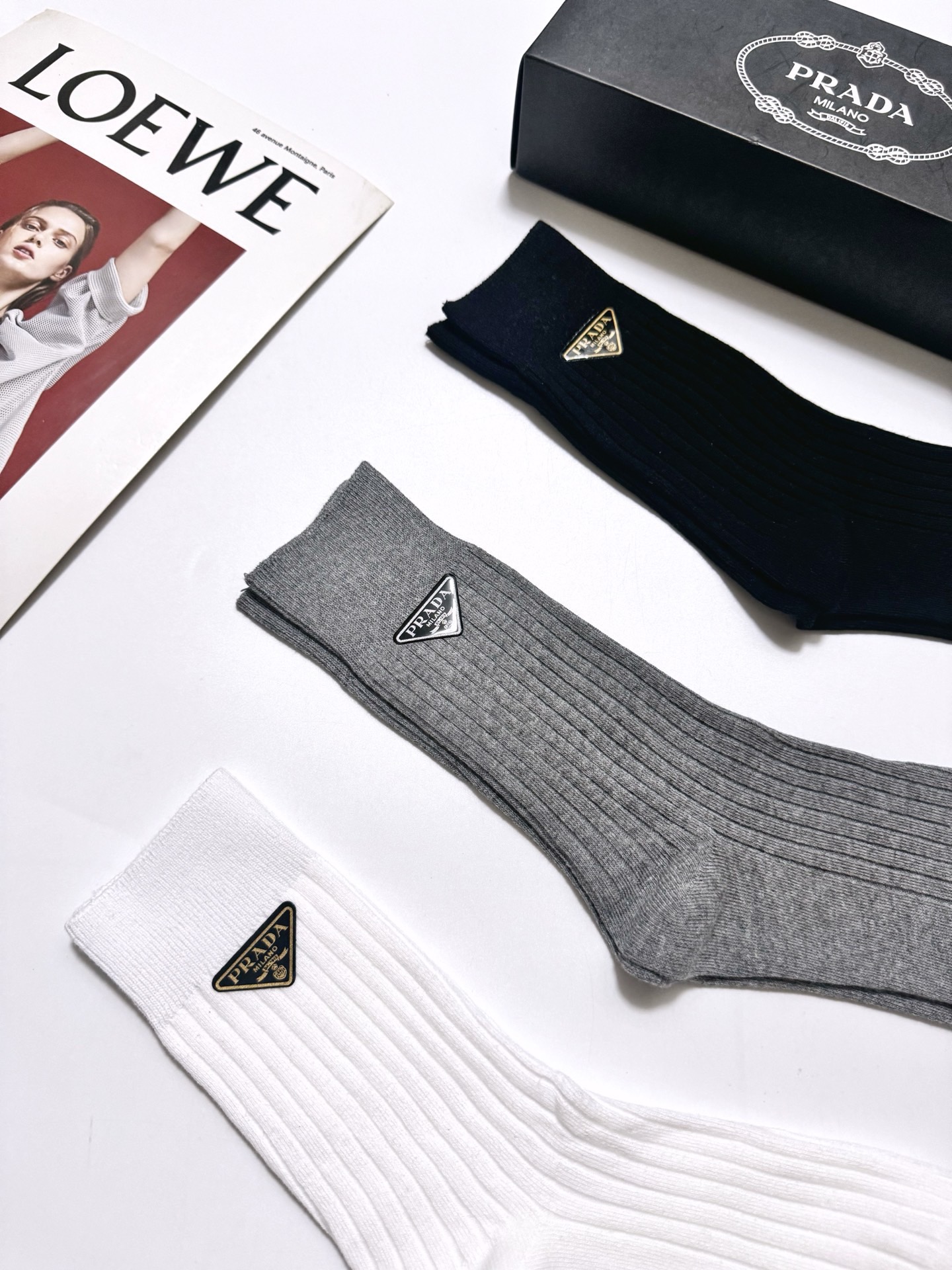 配包装 🌟【一盒3 双】  🌟Prada 普拉达 经典字母logo 纯棉长筒袜   ，ins火爆纯色设计，潮人必备 ，个