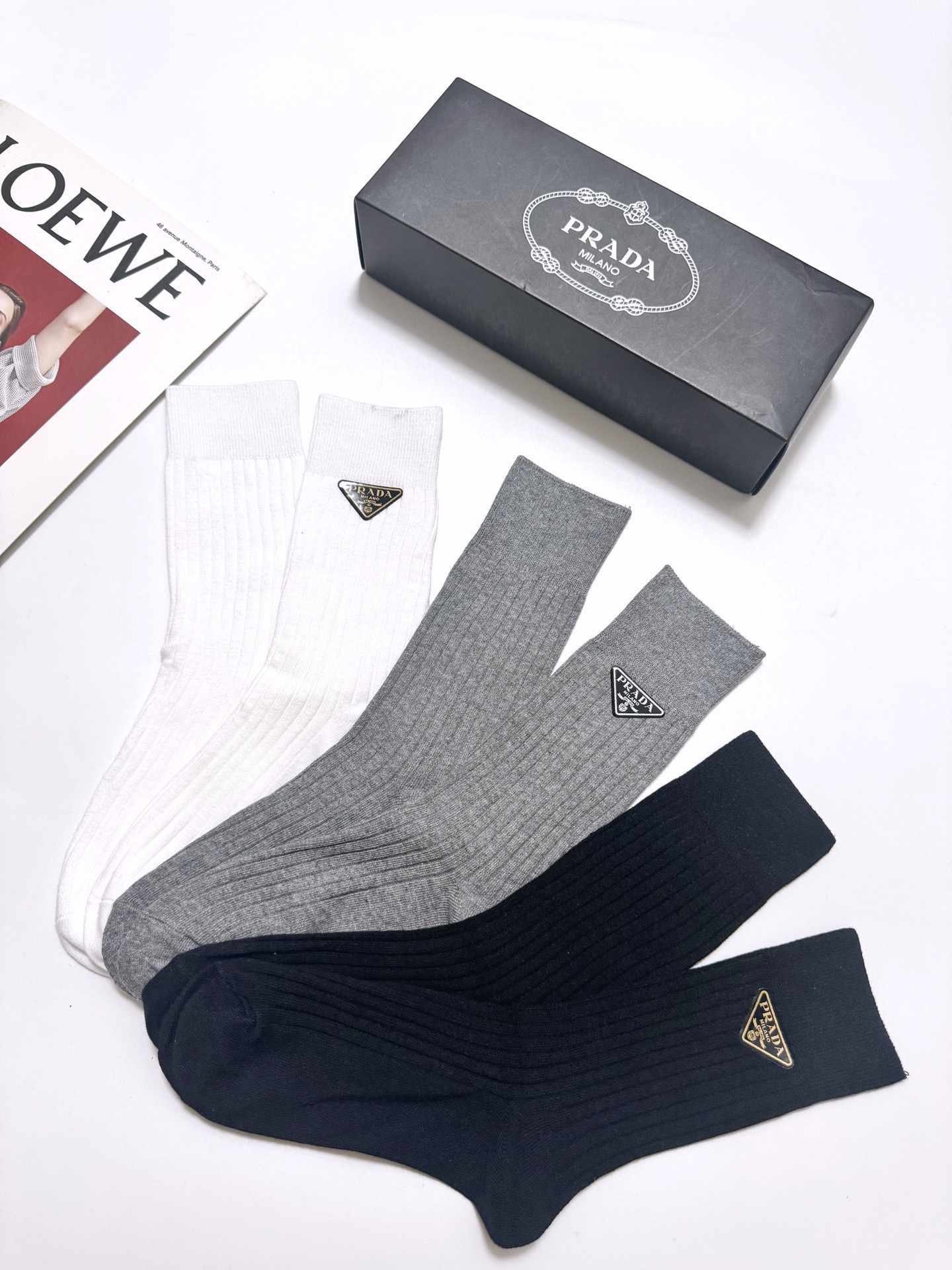 配包装 🌟【一盒3 双】  🌟Prada 普拉达 经典字母logo 纯棉长筒袜   ，ins火爆纯色设计，潮人必备 ，个
