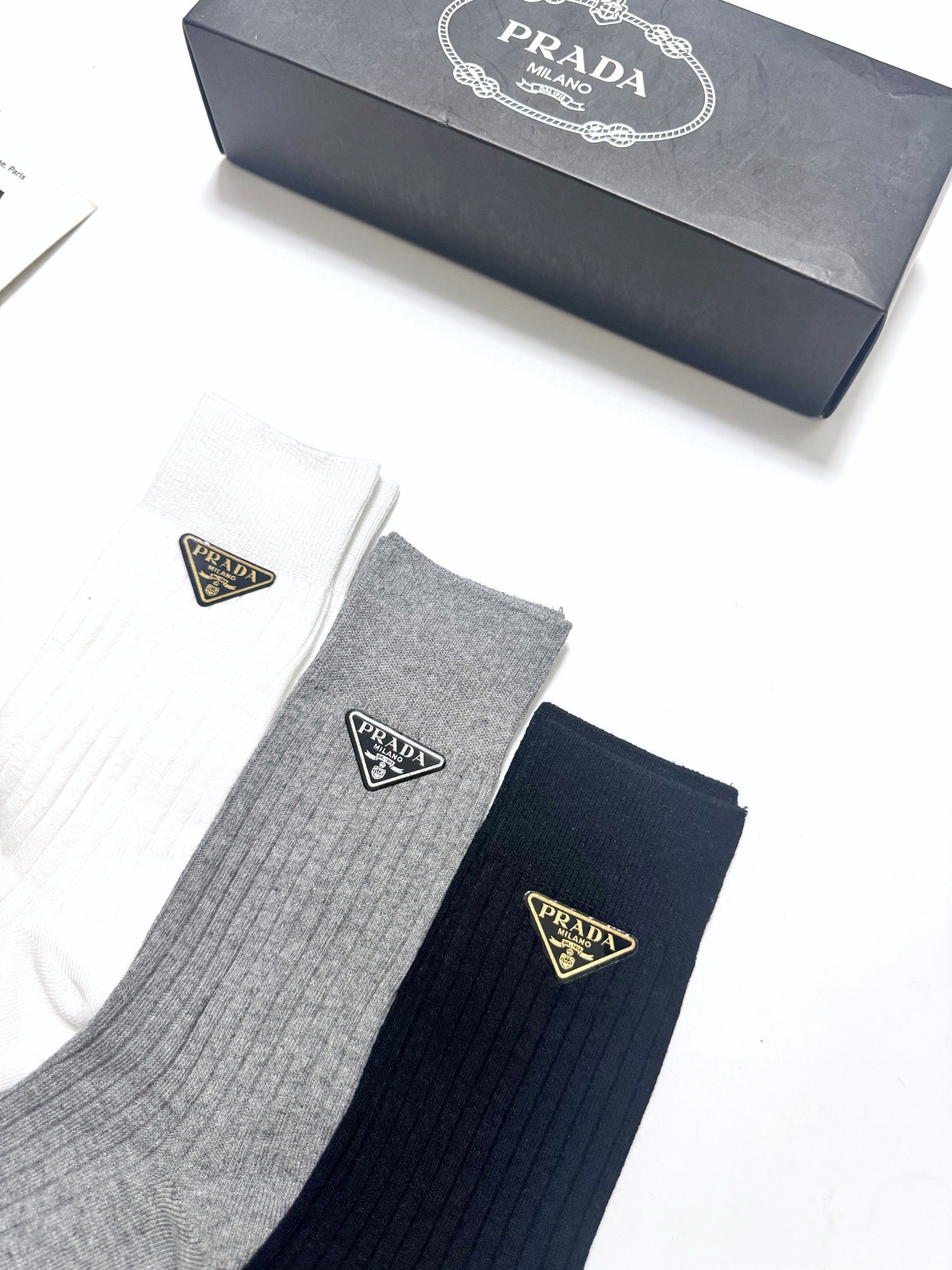 配包装 🌟【一盒3 双】  🌟Prada 普拉达 经典字母logo 纯棉长筒袜   ，ins火爆纯色设计，潮人必备 ，个