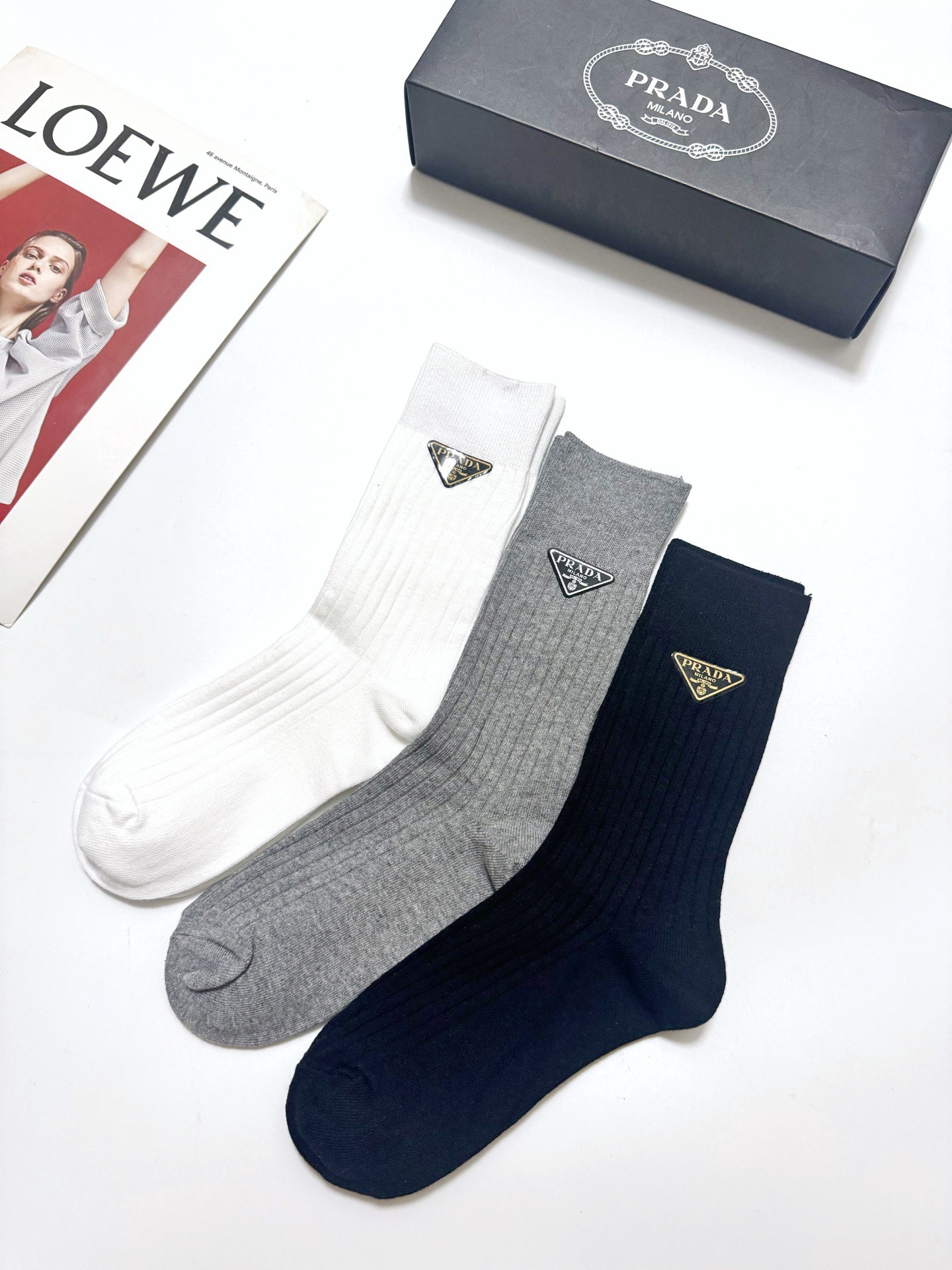 配包装 🌟【一盒3 双】  🌟Prada 普拉达 经典字母logo 纯棉长筒袜   ，ins火爆纯色设计，潮人必备 ，个
