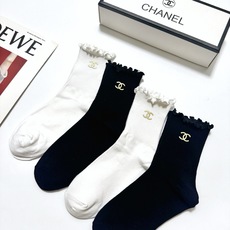 配包装 🌟【一盒4双】 🌟Chanel 香奈儿 经典纯色 字母logo 纯棉木耳边中筒袜 🌟ins爆款!专柜在售ing 配包装 🌟【一盒4双】 🌟Chanel 香奈儿 经典纯色 字母logo 纯棉木耳边中筒袜 🌟ins爆款!专柜在售ing