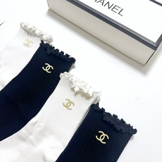 配包装 🌟【一盒4双】 🌟Chanel 香奈儿 经典纯色 字母logo 纯棉木耳边中筒袜 🌟ins爆款!专柜在售ing 配包装 🌟【一盒4双】 🌟Chanel 香奈儿 经典纯色 字母logo 纯棉木耳边中筒袜 🌟ins爆款!专柜在售ing