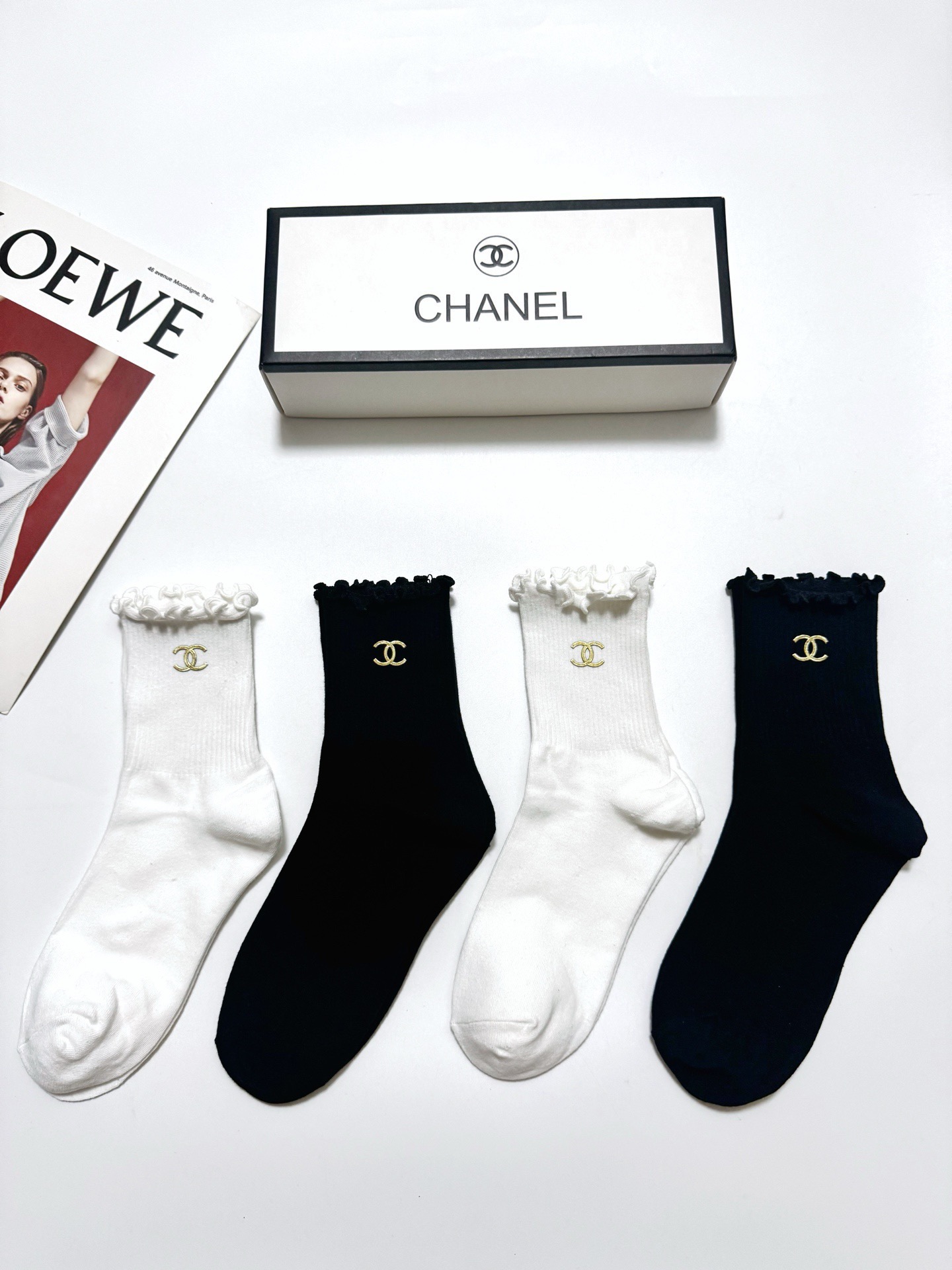 配包装 🌟【一盒4双】 🌟Chanel 香奈儿 经典纯色 字母logo 纯棉木耳边中筒袜 🌟ins爆款!专柜在售ing 配包装 🌟【一盒4双】 🌟Chanel 香奈儿 经典纯色 字母logo 纯棉木耳边中筒袜 🌟ins爆款!专柜在售ing