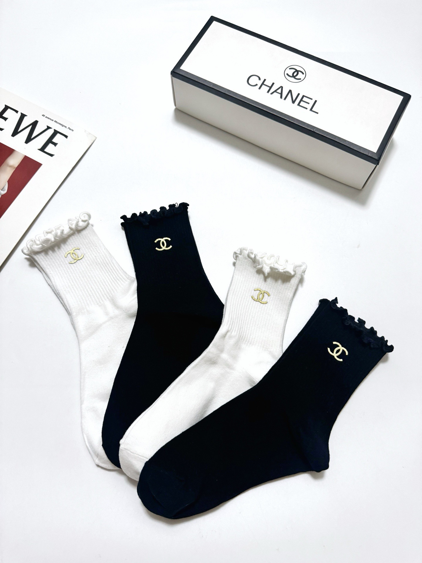 配包装 🌟【一盒4双】 🌟Chanel 香奈儿 经典纯色 字母logo 纯棉木耳边中筒袜 🌟ins爆款!专柜在售ing 配包装 🌟【一盒4双】 🌟Chanel 香奈儿 经典纯色 字母logo 纯棉木耳边中筒袜 🌟ins爆款!专柜在售ing