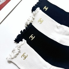配包装 🌟【一盒4双】 🌟Chanel 香奈儿 经典纯色 字母logo 纯棉木耳边中筒袜 🌟ins爆款!专柜在售ing 配包装 🌟【一盒4双】 🌟Chanel 香奈儿 经典纯色 字母logo 纯棉木耳边中筒袜 🌟ins爆款!专柜在售ing