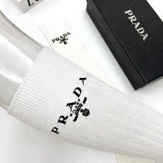 配包装 🌟【一盒2双】 🌟Prada 普拉达 经典字母logo纯棉中筒袜 🌟ins爆款!专柜在售ing 🌟好看到爆炸 配包装 🌟【一盒2双】 🌟Prada 普拉达 经典字母logo纯棉中筒袜 🌟ins爆款!专柜在售ing 🌟好看到爆炸