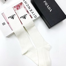 配包装 🌟【一盒2双】 🌟Prada 普拉达 经典字母logo纯棉中筒袜 🌟ins爆款!专柜在售ing 🌟好看到爆炸 配包装 🌟【一盒2双】 🌟Prada 普拉达 经典字母logo纯棉中筒袜 🌟ins爆款!专柜在售ing 🌟好看到爆炸