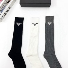 配包装 🌟【一盒2双】 🌟Prada 普拉达 经典字母logo纯棉中筒袜 🌟ins爆款!专柜在售ing 🌟好看到爆炸 配包装 🌟【一盒2双】 🌟Prada 普拉达 经典字母logo纯棉中筒袜 🌟ins爆款!专柜在售ing 🌟好看到爆炸