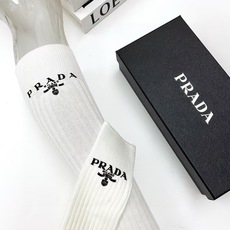 配包装 🌟【一盒2双】 🌟Prada 普拉达 经典字母logo纯棉中筒袜 🌟ins爆款!专柜在售ing 🌟好看到爆炸 配包装 🌟【一盒2双】 🌟Prada 普拉达 经典字母logo纯棉中筒袜 🌟ins爆款!专柜在售ing 🌟好看到爆炸