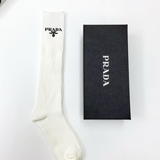 配包装 🌟【一盒2双】 🌟Prada 普拉达 经典字母logo纯棉中筒袜 🌟ins爆款!专柜在售ing 🌟好看到爆炸 配包装 🌟【一盒2双】 🌟Prada 普拉达 经典字母logo纯棉中筒袜 🌟ins爆款!专柜在售ing 🌟好看到爆炸