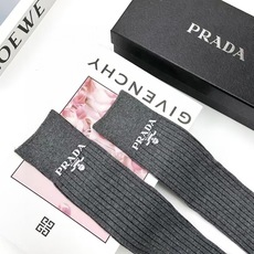 配包装 🌟【一盒2双】 🌟Prada 普拉达 经典字母logo纯棉中筒袜 🌟ins爆款!专柜在售ing 🌟好看到爆炸 配包装 🌟【一盒2双】 🌟Prada 普拉达 经典字母logo纯棉中筒袜 🌟ins爆款!专柜在售ing 🌟好看到爆炸
