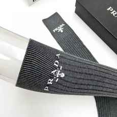 配包装 🌟【一盒2双】 🌟Prada 普拉达 经典字母logo纯棉中筒袜 🌟ins爆款!专柜在售ing 🌟好看到爆炸 配包装 🌟【一盒2双】 🌟Prada 普拉达 经典字母logo纯棉中筒袜 🌟ins爆款!专柜在售ing 🌟好看到爆炸