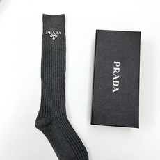 配包装 🌟【一盒2双】 🌟Prada 普拉达 经典字母logo纯棉中筒袜 🌟ins爆款!专柜在售ing 🌟好看到爆炸 配包装 🌟【一盒2双】 🌟Prada 普拉达 经典字母logo纯棉中筒袜 🌟ins爆款!专柜在售ing 🌟好看到爆炸