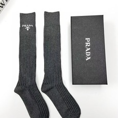 配包装 🌟【一盒2双】 🌟Prada 普拉达 经典字母logo纯棉中筒袜 🌟ins爆款!专柜在售ing 🌟好看到爆炸 配包装 🌟【一盒2双】 🌟Prada 普拉达 经典字母logo纯棉中筒袜 🌟ins爆款!专柜在售ing 🌟好看到爆炸