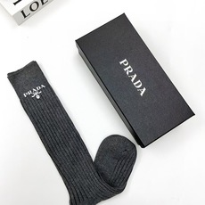 配包装 🌟【一盒2双】 🌟Prada 普拉达 经典字母logo纯棉中筒袜 🌟ins爆款!专柜在售ing 🌟好看到爆炸 配包装 🌟【一盒2双】 🌟Prada 普拉达 经典字母logo纯棉中筒袜 🌟ins爆款!专柜在售ing 🌟好看到爆炸