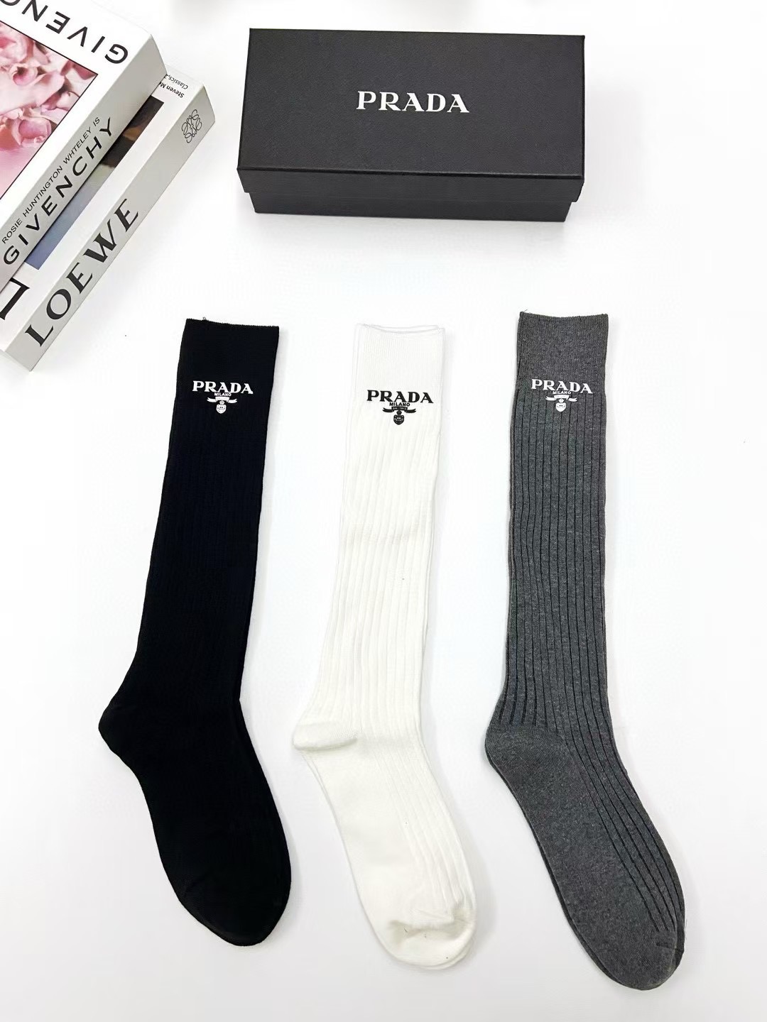 配包装 🌟【一盒2双】 🌟Prada 普拉达 经典字母logo纯棉中筒袜 🌟ins爆款!专柜在售ing 🌟好看到爆炸 配包装 🌟【一盒2双】 🌟Prada 普拉达 经典字母logo纯棉中筒袜 🌟ins爆款!专柜在售ing 🌟好看到爆炸