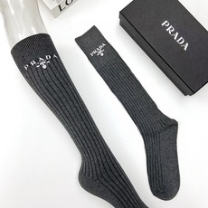 配包装 🌟【一盒2双】 🌟Prada 普拉达 经典字母logo纯棉中筒袜 🌟ins爆款!专柜在售ing 🌟好看到爆炸 配包装 🌟【一盒2双】 🌟Prada 普拉达 经典字母logo纯棉中筒袜 🌟ins爆款!专柜在售ing 🌟好看到爆炸