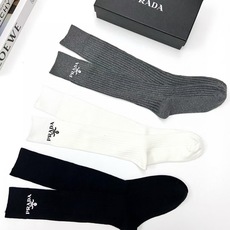 配包装 🌟【一盒2双】 🌟Prada 普拉达 经典字母logo纯棉中筒袜 🌟ins爆款!专柜在售ing 🌟好看到爆炸 配包装 🌟【一盒2双】 🌟Prada 普拉达 经典字母logo纯棉中筒袜 🌟ins爆款!专柜在售ing 🌟好看到爆炸
