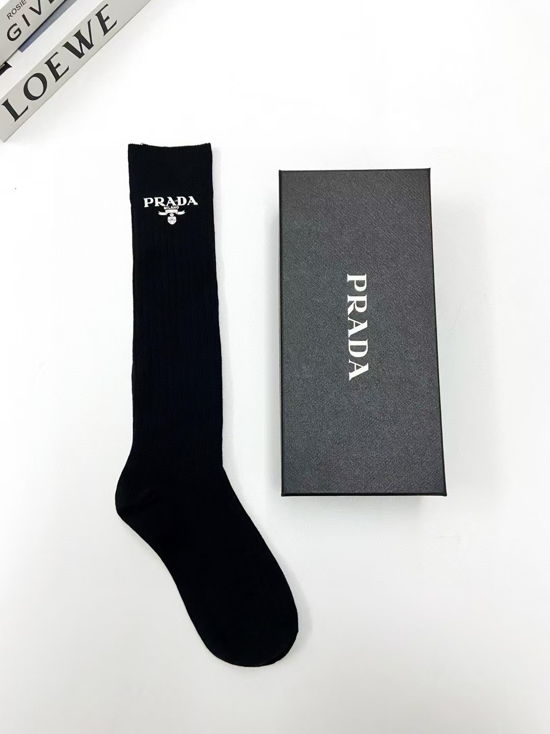 配包装 🌟【一盒2双】 🌟Prada 普拉达 经典字母logo纯棉中筒袜 🌟ins爆款!专柜在售ing 🌟好看到爆炸 配包装 🌟【一盒2双】 🌟Prada 普拉达 经典字母logo纯棉中筒袜 🌟ins爆款!专柜在售ing 🌟好看到爆炸