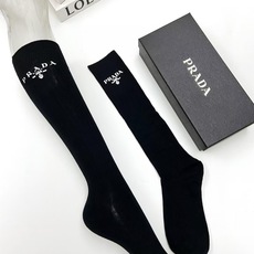 配包装 🌟【一盒2双】 🌟Prada 普拉达 经典字母logo纯棉中筒袜 🌟ins爆款!专柜在售ing 🌟好看到爆炸 配包装 🌟【一盒2双】 🌟Prada 普拉达 经典字母logo纯棉中筒袜 🌟ins爆款!专柜在售ing 🌟好看到爆炸