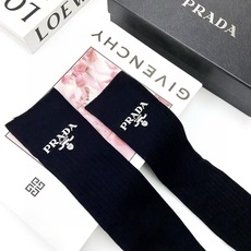 配包装 🌟【一盒2双】 🌟Prada 普拉达 经典字母logo纯棉中筒袜 🌟ins爆款!专柜在售ing 🌟好看到爆炸 配包装 🌟【一盒2双】 🌟Prada 普拉达 经典字母logo纯棉中筒袜 🌟ins爆款!专柜在售ing 🌟好看到爆炸