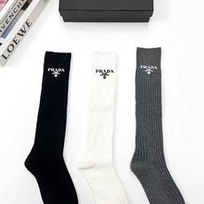配包装 🌟【一盒2双】 🌟Prada 普拉达 经典字母logo纯棉中筒袜 🌟ins爆款!专柜在售ing 🌟好看到爆炸 配包装 🌟【一盒2双】 🌟Prada 普拉达 经典字母logo纯棉中筒袜 🌟ins爆款!专柜在售ing 🌟好看到爆炸