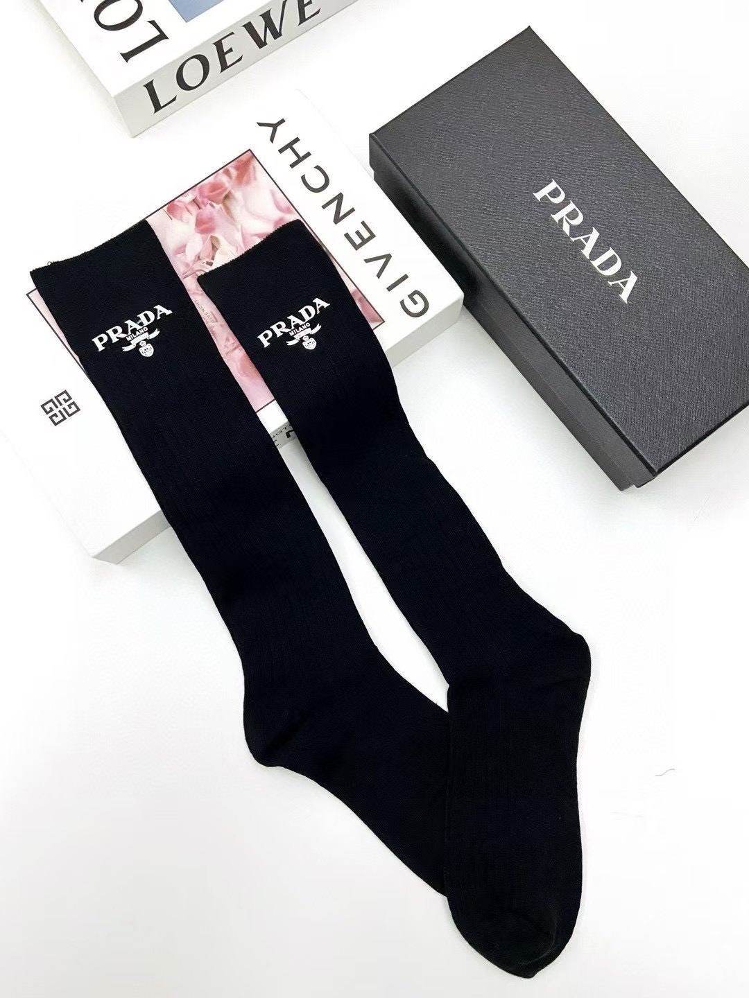 配包装 🌟【一盒2双】 🌟Prada 普拉达 经典字母logo纯棉中筒袜 🌟ins爆款!专柜在售ing 🌟好看到爆炸 配包装 🌟【一盒2双】 🌟Prada 普拉达 经典字母logo纯棉中筒袜 🌟ins爆款!专柜在售ing 🌟好看到爆炸
