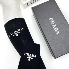 配包装 🌟【一盒2双】 🌟Prada 普拉达 经典字母logo纯棉中筒袜 🌟ins爆款!专柜在售ing 🌟好看到爆炸 配包装 🌟【一盒2双】 🌟Prada 普拉达 经典字母logo纯棉中筒袜 🌟ins爆款!专柜在售ing 🌟好看到爆炸