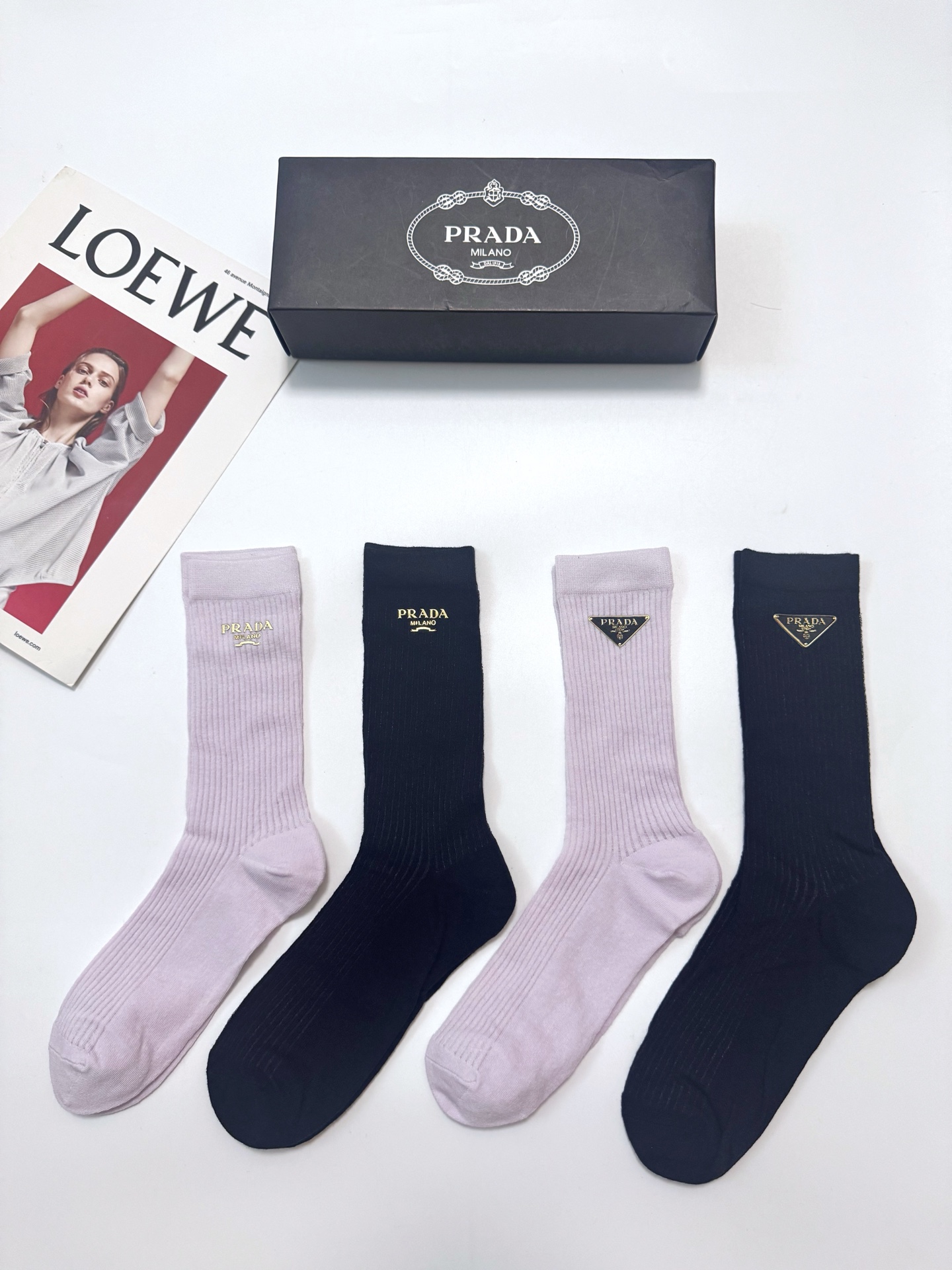 配包装 🌟【一盒4双】 🌟Prada 普拉达 经典字母logo 超薄透气中筒袜 ,ins超火爆空调袜,潮人必备 ,经典 配包装 🌟【一盒4双】 🌟Prada 普拉达 经典字母logo 超薄透气中筒袜 ,ins超火爆空调袜,潮人必备 ,经典