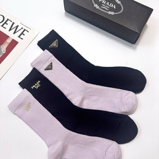 配包装 🌟【一盒4双】 🌟Prada 普拉达 经典字母logo 超薄透气中筒袜 ,ins超火爆空调袜,潮人必备 ,经典 配包装 🌟【一盒4双】 🌟Prada 普拉达 经典字母logo 超薄透气中筒袜 ,ins超火爆空调袜,潮人必备 ,经典