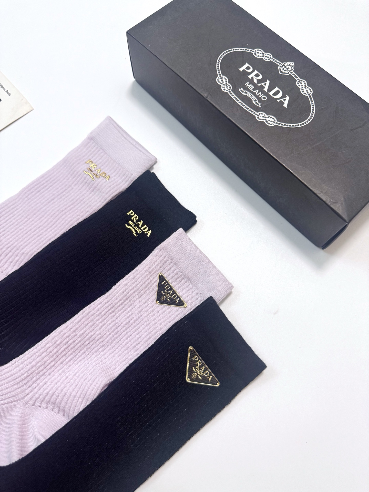 配包装 🌟【一盒4双】 🌟Prada 普拉达 经典字母logo 超薄透气中筒袜 ,ins超火爆空调袜,潮人必备 ,经典 配包装 🌟【一盒4双】 🌟Prada 普拉达 经典字母logo 超薄透气中筒袜 ,ins超火爆空调袜,潮人必备 ,经典