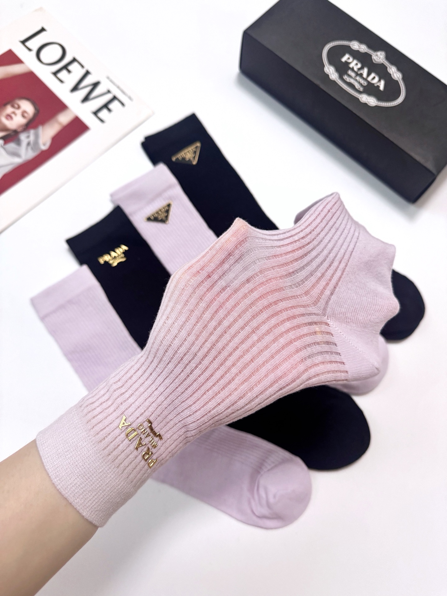 配包装 🌟【一盒4双】 🌟Prada 普拉达 经典字母logo 超薄透气中筒袜 ,ins超火爆空调袜,潮人必备 ,经典 配包装 🌟【一盒4双】 🌟Prada 普拉达 经典字母logo 超薄透气中筒袜 ,ins超火爆空调袜,潮人必备 ,经典