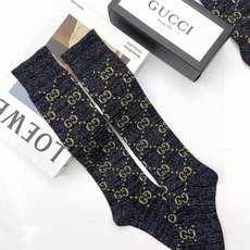配包装 🌟【一盒2 双】 🌟Gucci 古奇 爆款金银丝长筒袜 中筒袜,超级火爆小腿袜。双针针织混纺金银丝材质,超完美结 配包装 🌟【一盒2 双】 🌟Gucci 古奇 爆款金银丝长筒袜 中筒袜,超级火爆小腿袜。双针针织混纺金银丝材质,超完美结