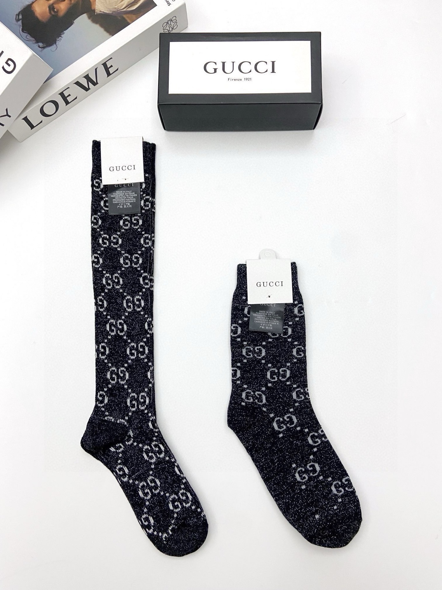 配包装 🌟【一盒2 双】 🌟Gucci 古奇 爆款金银丝长筒袜 中筒袜,超级火爆小腿袜。双针针织混纺金银丝材质,超完美结 配包装 🌟【一盒2 双】 🌟Gucci 古奇 爆款金银丝长筒袜 中筒袜,超级火爆小腿袜。双针针织混纺金银丝材质,超完美结