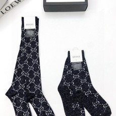 配包装 🌟【一盒2 双】 🌟Gucci 古奇 爆款金银丝长筒袜 中筒袜,超级火爆小腿袜。双针针织混纺金银丝材质,超完美结 配包装 🌟【一盒2 双】 🌟Gucci 古奇 爆款金银丝长筒袜 中筒袜,超级火爆小腿袜。双针针织混纺金银丝材质,超完美结