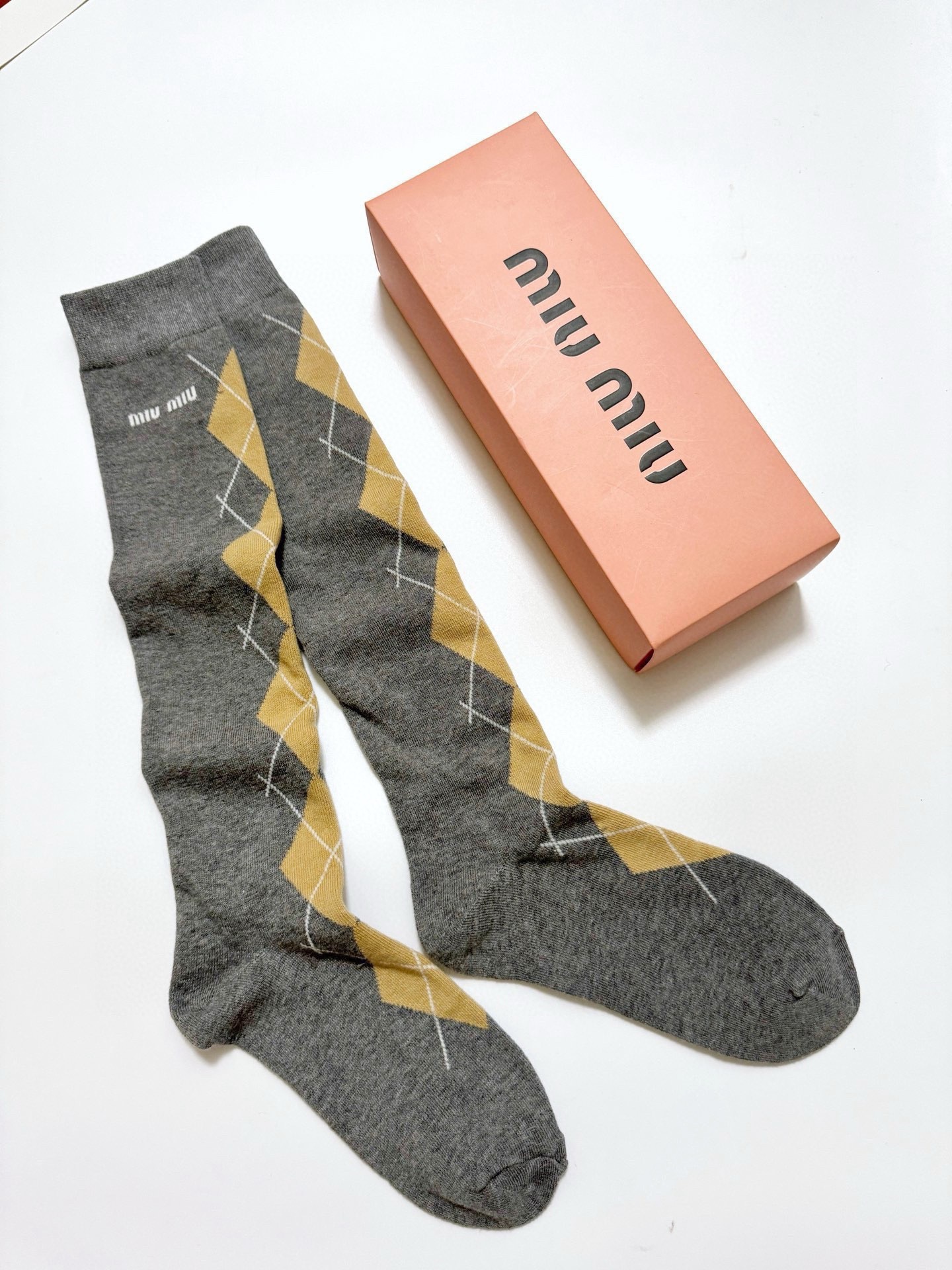 配包装 🌟【一盒一 双】  🌟缪缪 miumiu 经典字母logo纯棉袜 小腿堆堆袜，ins超火爆红人同款，精美 面料，