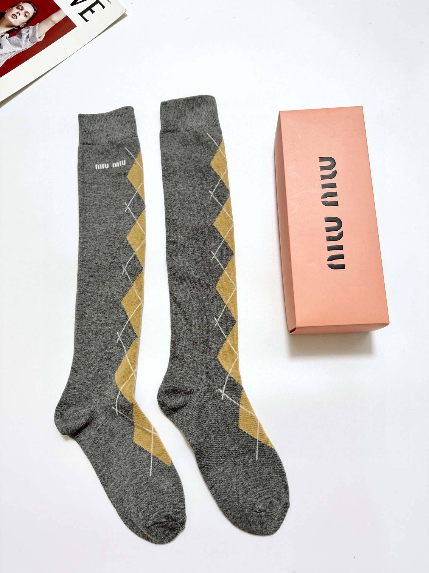 配包装 🌟【一盒一 双】  🌟缪缪 miumiu 经典字母logo纯棉袜 小腿堆堆袜，ins超火爆红人同款，精美 面料，