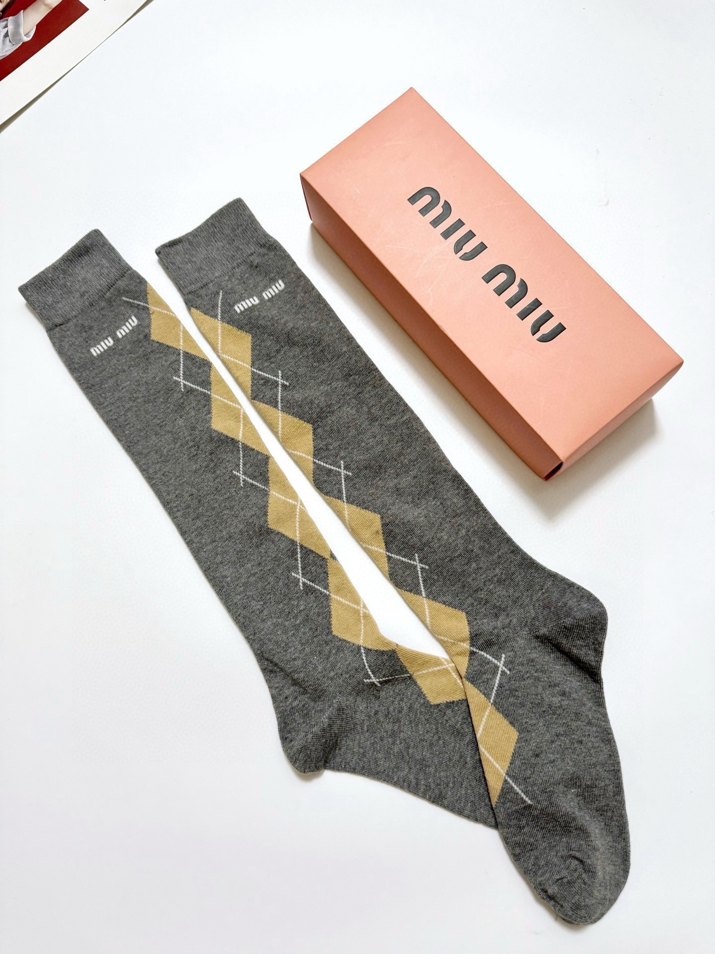 配包装 🌟【一盒一 双】  🌟缪缪 miumiu 经典字母logo纯棉袜 小腿堆堆袜，ins超火爆红人同款，精美 面料，