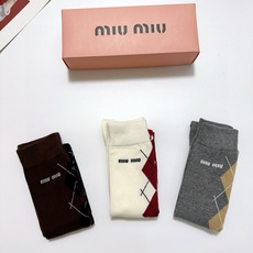 配包装 🌟【一盒一 双】 🌟缪缪 miumiu 经典字母logo纯棉袜 小腿堆堆袜,ins超火爆红人同款,精美 面料, 配包装 🌟【一盒一 双】 🌟缪缪 miumiu 经典字母logo纯棉袜 小腿堆堆袜,ins超火爆红人同款,精美 面料,