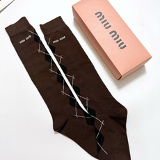 配包装 🌟【一盒一 双】 🌟缪缪 miumiu 经典字母logo纯棉袜 小腿堆堆袜,ins超火爆红人同款,精美 面料, 配包装 🌟【一盒一 双】 🌟缪缪 miumiu 经典字母logo纯棉袜 小腿堆堆袜,ins超火爆红人同款,精美 面料,