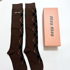配包装 🌟【一盒一 双】 🌟缪缪 miumiu 经典字母logo纯棉袜 小腿堆堆袜,ins超火爆红人同款,精美 面料, 配包装 🌟【一盒一 双】 🌟缪缪 miumiu 经典字母logo纯棉袜 小腿堆堆袜,ins超火爆红人同款,精美 面料,